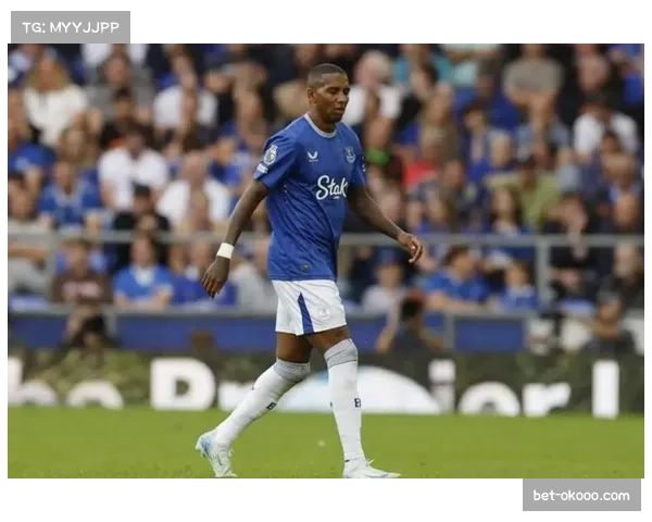 埃弗顿五后卫深度落位限制切尔西边路渗透,戴奇战术纪律性阻断蓝军进攻宽度